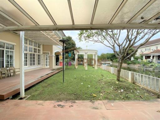 For sale the house in compound with lake at Laddawan Pinklao-Baromratchonnee