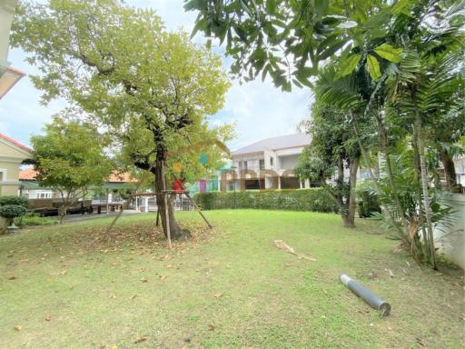 For sale the house in compound with lake at Laddawan Pinklao-Baromratchonnee