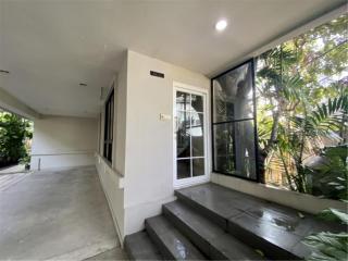 2 Bedrooms for rent at Sukhumvit 38, Pets friendly.