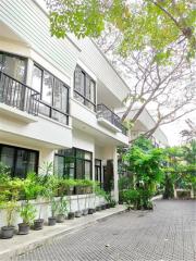 2 Bedrooms for rent at Sukhumvit 38, Pets friendly.