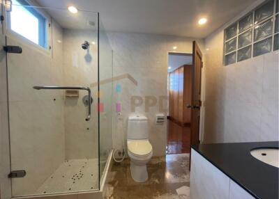 3 bedrooms for rent walking distance to BTS Prompong