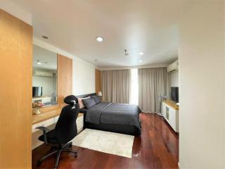 For rent: Spacious 2-bedroom condo, comfortable living, near BTS/MRT Asoke - Petchaburi Station