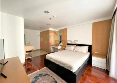 For rent: Spacious 2-bedroom condo, comfortable living, near BTS/MRT Asoke - Petchaburi Station