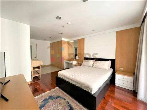 For rent: Spacious 2-bedroom condo, comfortable living, near BTS/MRT Asoke - Petchaburi Station