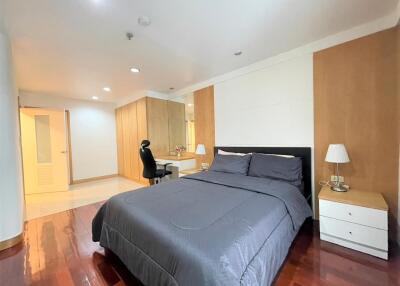 For rent: Spacious 2-bedroom condo, comfortable living, near BTS/MRT Asoke - Petchaburi Station