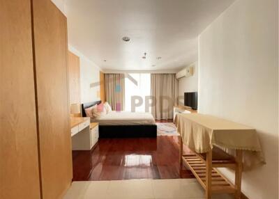 For rent: Spacious 2-bedroom condo, comfortable living, near BTS/MRT Asoke - Petchaburi Station