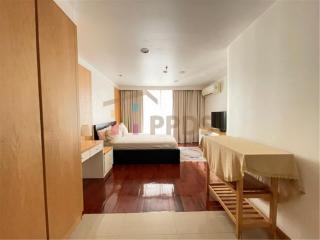 For rent: Spacious 2-bedroom condo, comfortable living, near BTS/MRT Asoke - Petchaburi Station