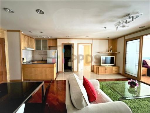 For rent: Spacious 2-bedroom condo, comfortable living, near BTS/MRT Asoke - Petchaburi Station