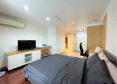 For rent: Spacious 2-bedroom condo, comfortable living, near BTS/MRT Asoke - Petchaburi Station