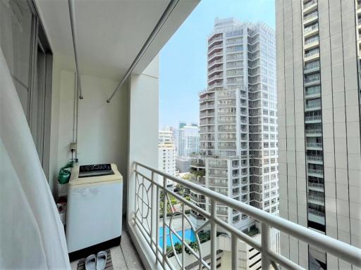 For rent: Spacious 2-bedroom condo, comfortable living, near BTS/MRT Asoke - Petchaburi Station