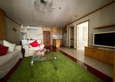 For rent: Spacious 2-bedroom condo, comfortable living, near BTS/MRT Asoke - Petchaburi Station