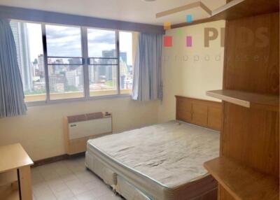 Big 1 bedroom condo for sale near MRT underground train and close to Asoke also