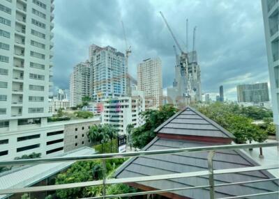 Two bedrooms for rent at Sukhumvit soi 24 near BTS Prompong