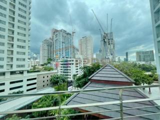 Two bedrooms for rent at Sukhumvit soi 24 near BTS Prompong