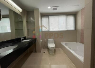 Two bedrooms for rent at Sukhumvit soi 24 near BTS Prompong