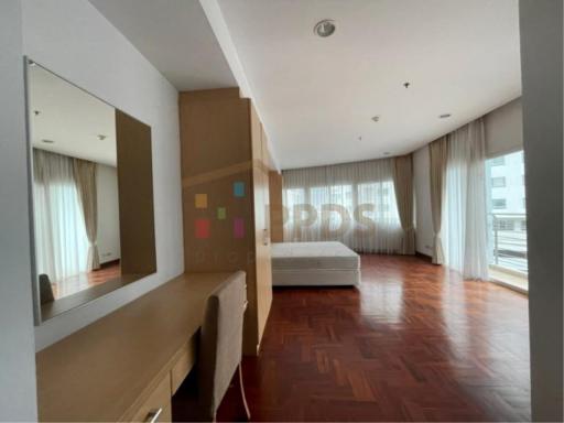 Two bedrooms for rent at Sukhumvit soi 24 near BTS Prompong