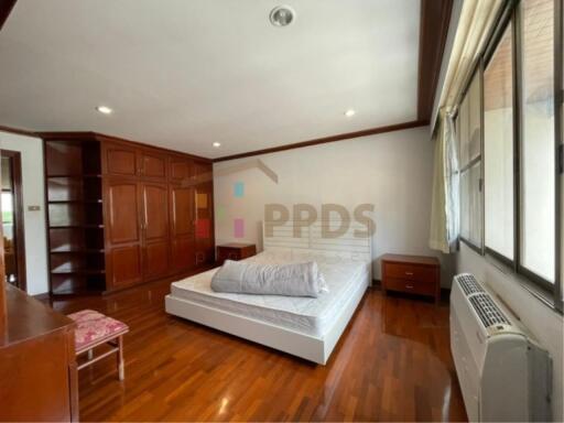 Pets friendly 3 bedrooms for rent at Sukhumvit soi 12