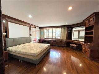 Pets friendly 3 bedrooms for rent at Sukhumvit soi 12