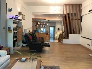 Townhouse for rent and sale at Sukhumvit 63 (Ekkamai)