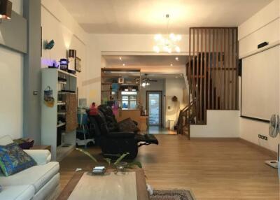 Townhouse for rent and sale at Sukhumvit 63 (Ekkamai)