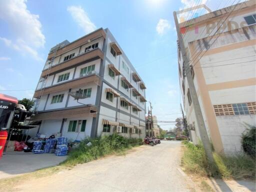 1,000 Sqm., 3 Beds, 4 Baths Building listed for ฿ 18,000,000.