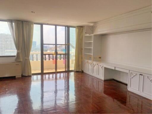 Big balcony 3 bedrooms for rent at Sukhumvit soi 12