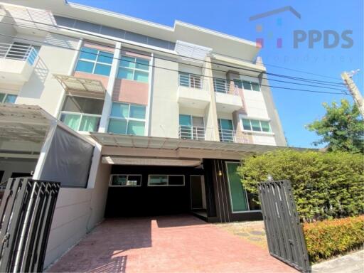 Super Size Townhouse on Onnut-Srinakarin area for rent and sale