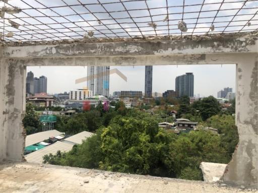 1,000 Sqm., 1 Bed, 1 Bath Building listed for ฿ 12,500,000.