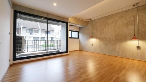 Loft Style Townhouse for rent in Sukhumvit 63 (Ekkamai)