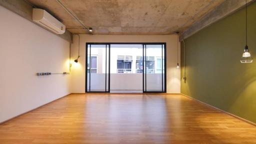 Loft Style Townhouse for rent in Sukhumvit 63 (Ekkamai)