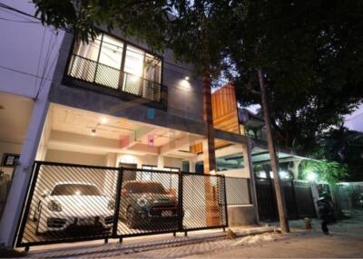 Loft Style Townhouse for rent on Sukhumvit 49