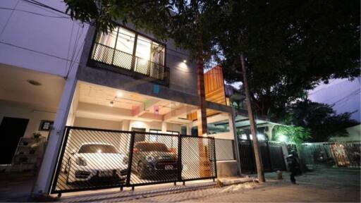 Loft Style Townhouse for rent on Sukhumvit 49