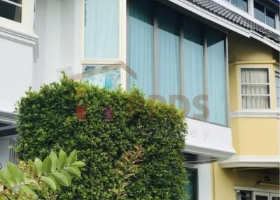 Sale/Rent Townhouse in Thonglor (Sukhumvit 55) in compound with shared pool and security guard