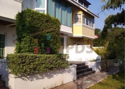 Sale/Rent Townhouse in Thonglor (Sukhumvit 55) in compound with shared pool and security guard