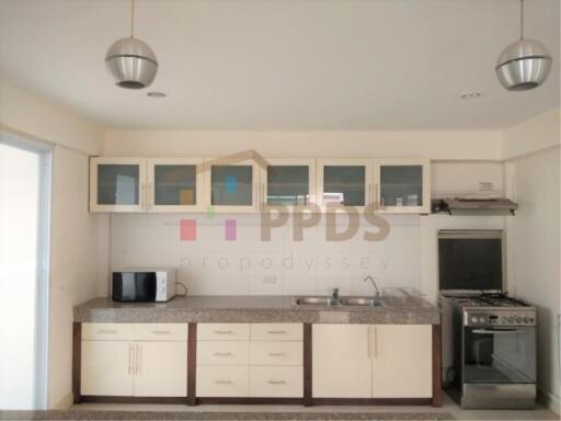 3 bedrooms modern style house with garden for rent at Sukhumvit 63 (Ekkamai)