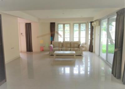 3 bedrooms modern style house with garden for rent at Sukhumvit 63 (Ekkamai)