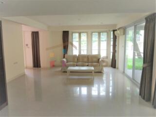 3 bedrooms modern style house with garden for rent at Sukhumvit 63 (Ekkamai)