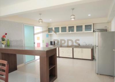 3 bedrooms modern style house with garden for rent at Sukhumvit 63 (Ekkamai)