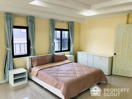 4-BR Townhouse near MRT Phetchaburi (ID 512935)