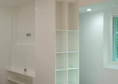 3-BR Apt. near MRT Sukhumvit