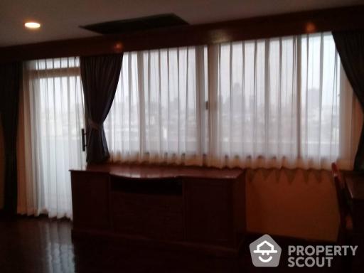 3-BR Condo at Empire House Condominium near BTS Ekkamai (ID 513762)