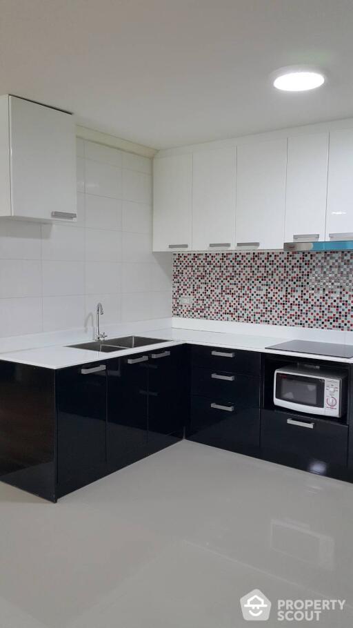 2-BR Condo at Supalai Place Sukhumvit 39 near BTS Phrom Phong (ID 512810)