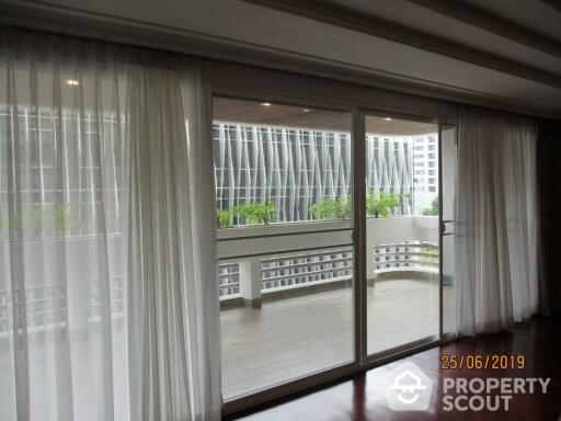 4-BR Apt. near MRT Sukhumvit (ID 511821)