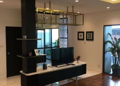 2-BR Townhouse near BTS Phrom Phong (ID 515485)