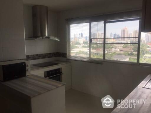 3-BR Condo at Regent On The Park 3 Condominium near MRT Phetchaburi (ID 511127)