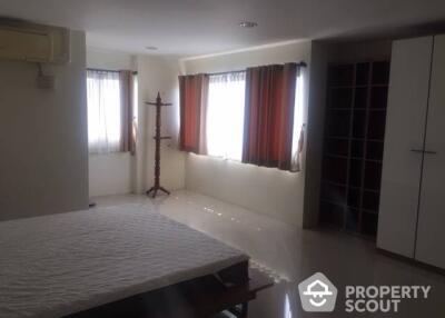 3-BR Condo at Regent On The Park 3 Condominium near MRT Phetchaburi (ID 511127)