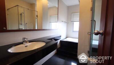 4-BR Apt. near BTS Surasak (ID 515543)