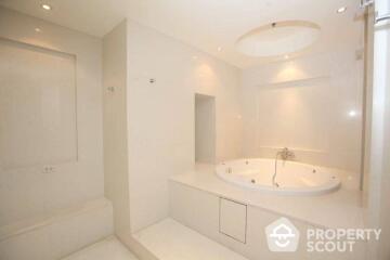 4-BR Apt. near BTS Phloen Chit