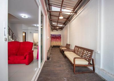 Home/shop at base of Supalai Monte – ideal premises