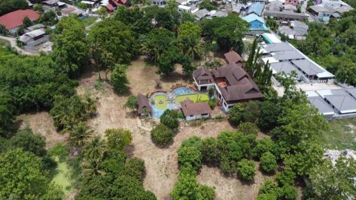 Redevelopment potential : House with 11-3-92 Rai of land at Baan Waen,